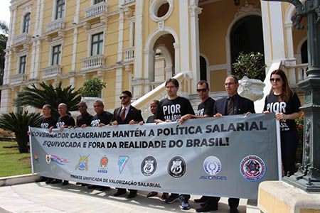 Frente de policiais realiza protesto no Palácio Anchieta por reajuste salarial