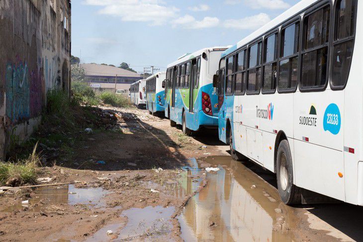 Ceturb e prefeitura omissos: buracos próximos a terminal quebram ônibus