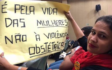 Mulheres protestam contra veto à lei que combate violência obstétrica em Aracruz